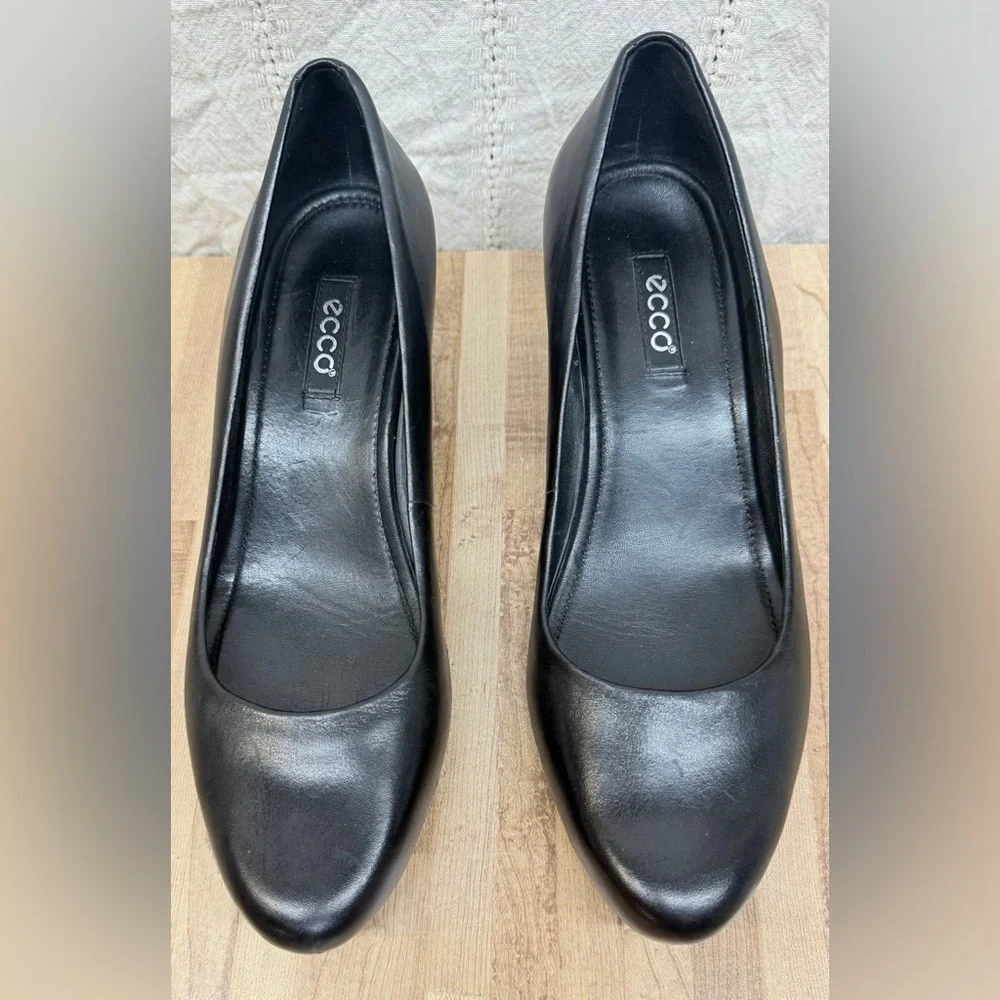 Ecco Black Leather Wedge Heels Round Toe Slip On Shoes Sz 39 (US 8.5)